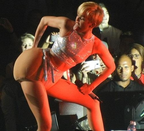 Майли Сайрус Мексикийн төрийн далбаагаар өгзөг рүүгээ ташуурдуулсан хэргээр асуудалд орлоо